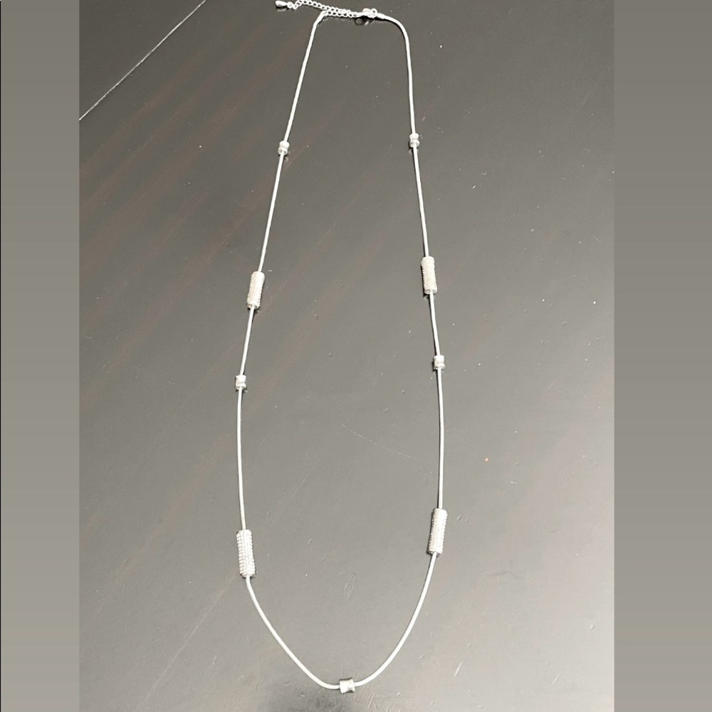 Los Sophia Silver Color Rhinestone Tube Necklace próx. 18”.